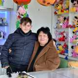 L'attrazione � di propriet� dei Masella, altra famiglia di esercenti presente per� in piazza Diaz da soli quattro mesi. Dietro il bancone ci sono invece la 63enne Rosa e il suo nipotino Angelo, di 10 anni, aiutante della �truppa�